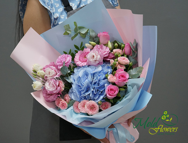 Buchet cu hortensie albastra si trandafiri roz foto